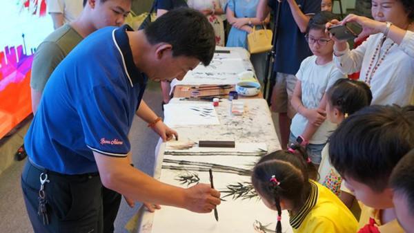 傳授盲畫技藝，共建有光世界——關(guān)愛(ài)盲童公益勵(lì)志活動(dòng)在南寧舉行